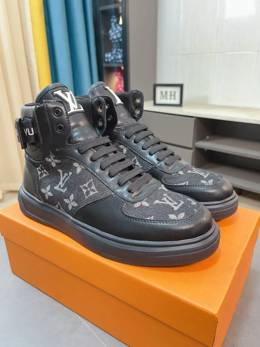 Men's shoes 💰440🌹🌹【LOUIS VUITTON】Same style on Louis Vuitton* official website🚹Men's high-top casual shoes❤️Same style as popular celebrities and big names ~ Best-selling at home and abroad Lv focuses on the checkerboard series...Imported first-layer cowhide with special fabrics➕Full sheep leather lining➕Brand-specific hollow outsole💎Produced by OEM The highest version🔍🔍Number of codes: 38-44,